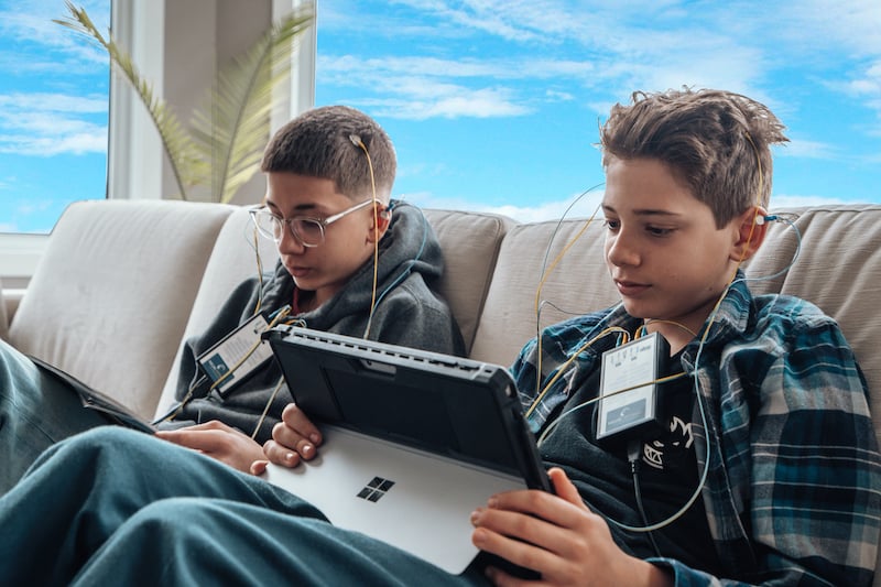 teens-during-a-neurofeedback-session-at-home-neuroptimal-braintraining